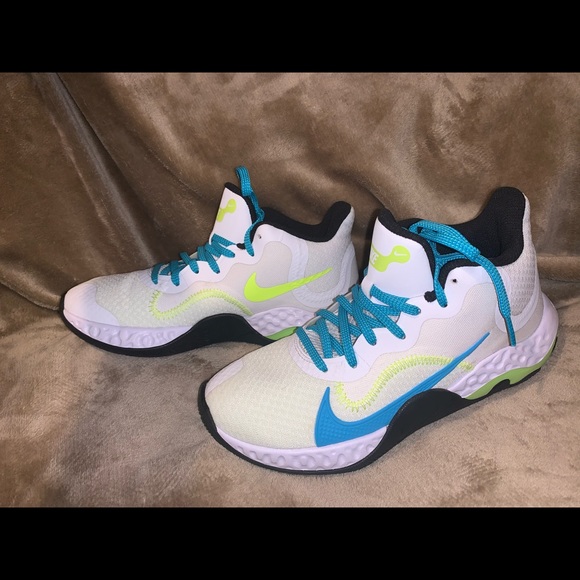 Nike Elevate Shoes - Picture 2 of 3